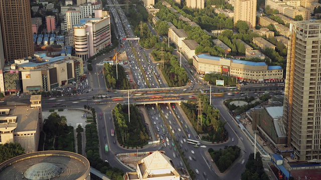 WS T/L HA View over天桥交通和夜间城市景观/西安，陕西，中国视频素材