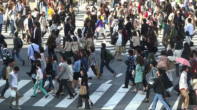 MS T/L白天拍摄的八公路口的人群和交通/涩谷，日本视频素材