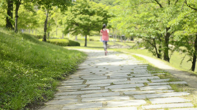 女士在公园/宇治慢跑的MS Shot，京都，日本视频素材