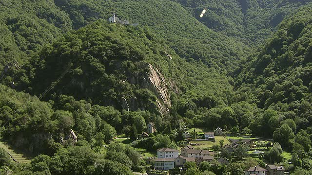 瑞士提契诺克拉罗村上空的圣玛丽亚阿苏塔修道院鸟瞰图视频素材