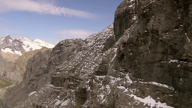 WS鸟瞰图Eiger north face with eigerwand viewpoint with grosse scheidegg and wetterhorn / Eiger north face，伯尔尼，瑞士视频素材