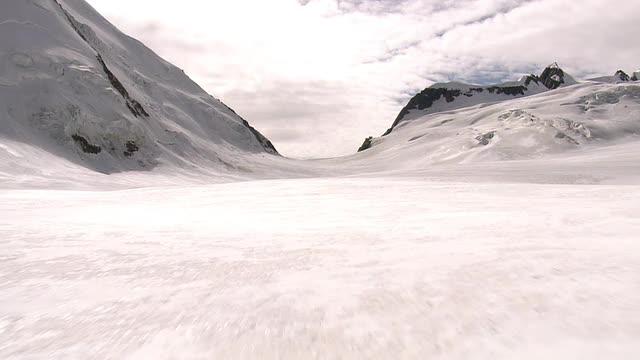 MS航拍在Aletschfirn上空的Lotschenlucke与hollandia小屋/ Lotschenlucke, Valais，瑞士视频素材