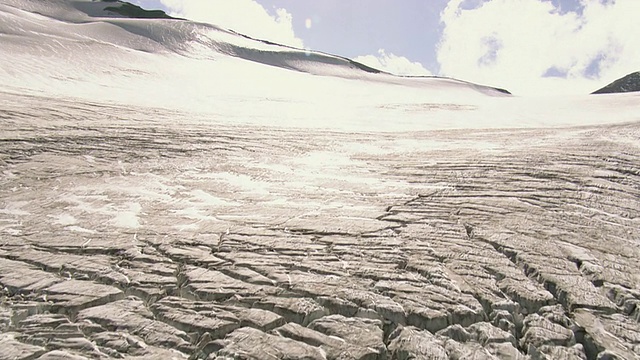 MS AERIAL Shot of Lake lammeren on lammeren alp With rinderhorn, plattenh0ner和Schneehore / Lake LÃ mmeren, Valais, Switzerland视频素材