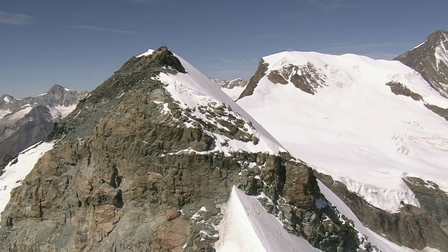 MS航拍登山者徒步旅行与Mischabelgroup / Allalinhorn, Valais，瑞士视频素材