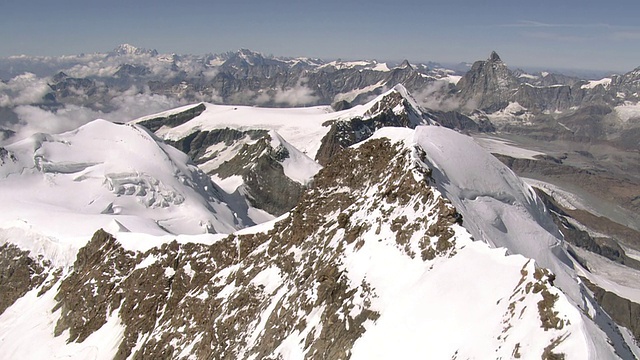 WS鸟瞰图的东西峰和登山者在山脊/ Lyskamm, Valais，瑞士视频素材