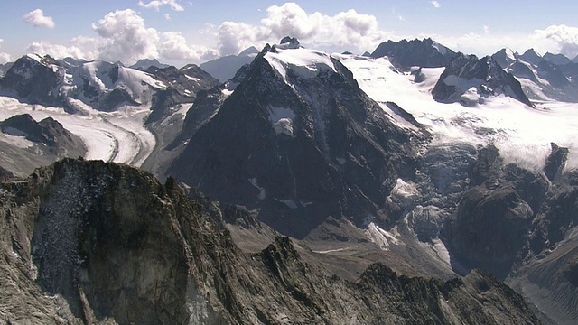 MS航拍岩石针和Aiguille冰川与mount Collon, Petit Mont Collon和peigne de Arolla / Aiguille de la Tsa，瓦莱州，瑞士视频素材