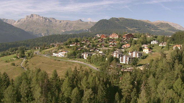 WS鸟瞰图附近的crans sur sierre蒙大拿/ crans sur sierre, Valais，瑞士视频素材