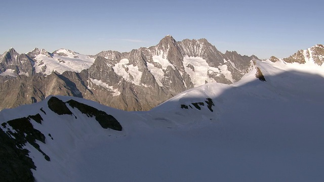 Monchsjoch小屋的WS鸟瞰图，在monch和eiger南面，grosse scheidegg，湿角与schreckhorn / Monchsjoch, Valais，瑞士视频素材