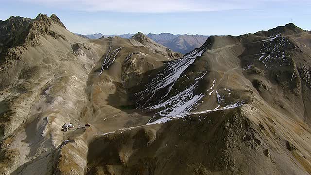 瑞士圣莫里茨和缆车站的秋季皮兹奈尔山顶鸟瞰图，湖区和上恩加丁/皮兹奈尔，上恩加丁视频素材