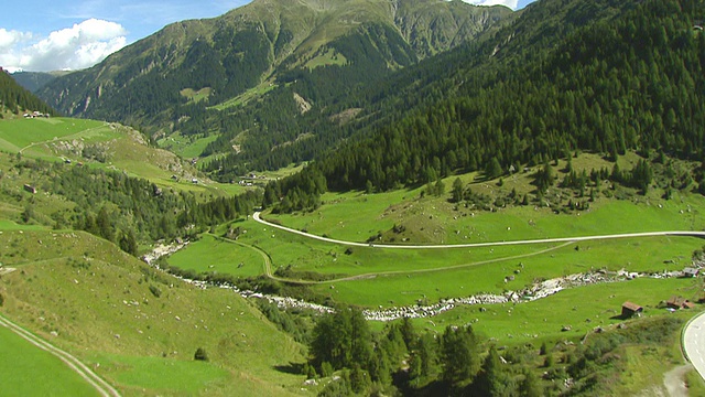 瑞士格劳宾登，沿着Lukmanier山口路/ Medel valley的Medel山谷和村庄song Gions鸟瞰图视频素材