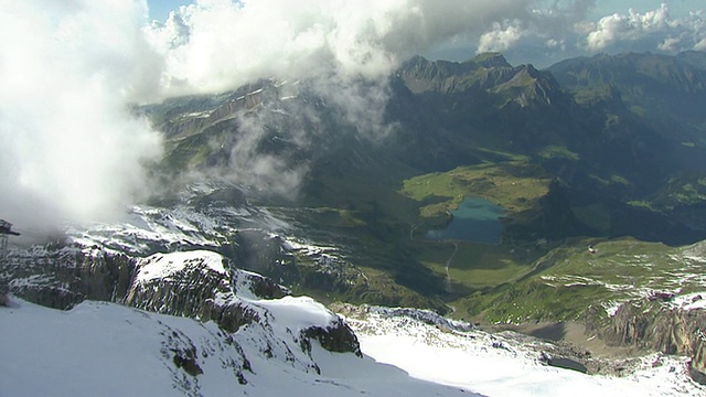 tilis冰川，Galtiberg冰川和山顶的WS鸟瞰图/ tilis, Obwalden，瑞士视频素材