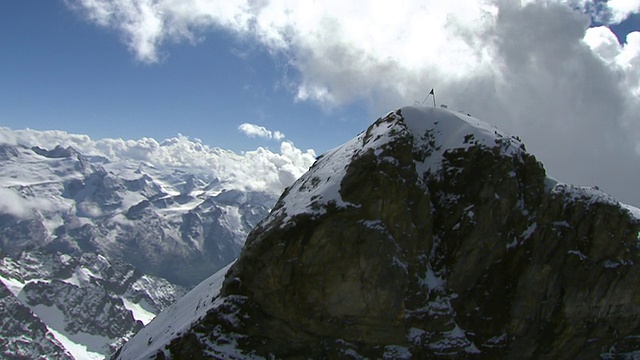 tilis冰川，Galtiberg冰川和山顶的WS鸟瞰图/ tilis, Obwalden，瑞士视频素材