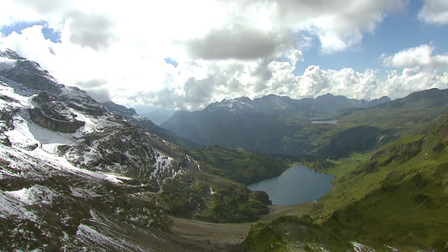 Jochpass与engstlen湖和trueb湖的WS鸟瞰图/ Jochpass, Nidwalden，瑞士视频素材