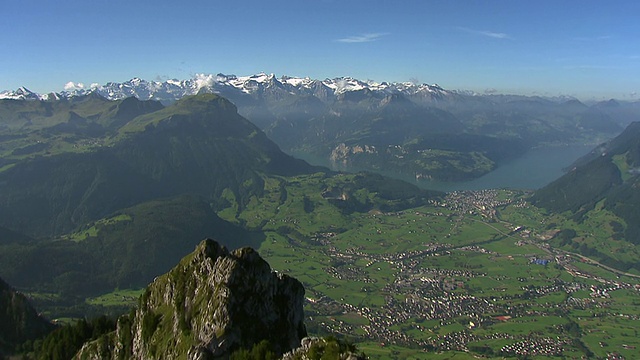 Haggenspitz和Kleiner Mythen的MS AERIAL Shot, Grosser Mythen在背景/ Mythen, Schwyz，瑞士视频素材