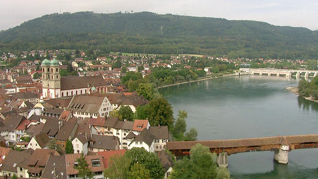 Hochrhein河和德国bad sackingen村鸟瞰图，以及瑞士斯坦因村/巴登badsackingen WÃ¼rttemberg，德国视频素材