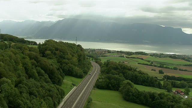 从空中俯瞰A12高速公路和圣利埃村，布隆奈，Chailly和Chateau du Chatelard。有日内瓦湖和夏布莱山/瑞士圣莱杰视频下载