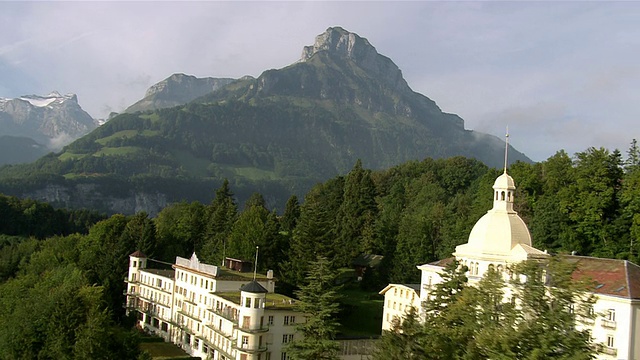 WS鸟瞰图Seelisberg村庄与Seeli山湖和Niederbauen Chulm山/ Seelisberg, Uri, Switzerland视频下载