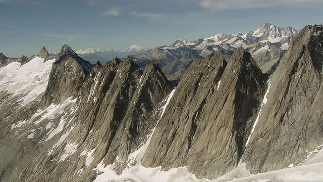 瑞士瓦莱州罗讷河冰川鸟瞰图，Hintere Gelmerhorner与Matterhorn / Hintere Gelemrhorner岩石山峰视频下载