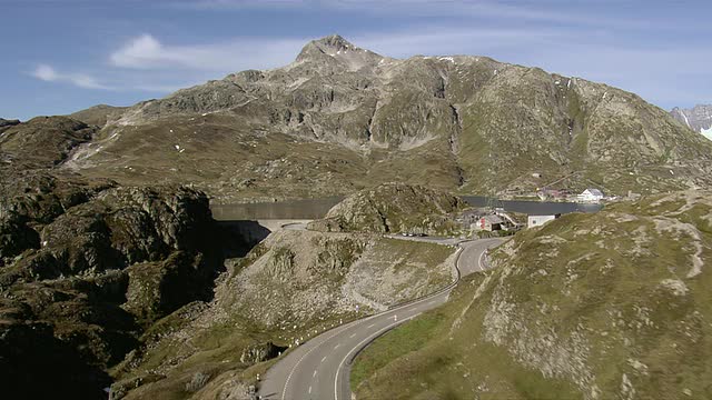 WS PAN鸟瞰图，Grimsel Pass公路和Totesee水库的Pass与Hotel Alpenrosli和Lake Grimsel with Summit of sidhorn / Grimsel Pass, Valais，瑞士视频素材