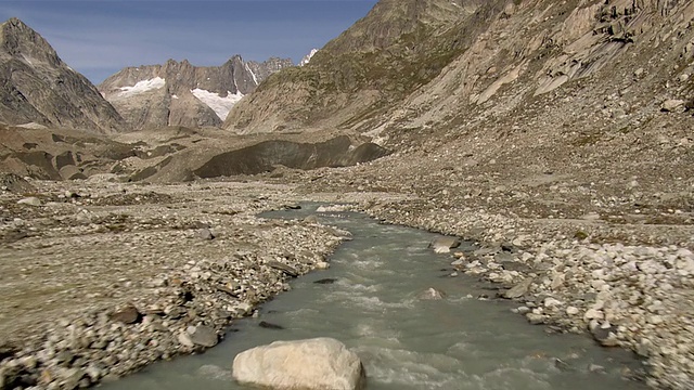 瑞士伯尔尼，鸟瞰Raterichsboden水库和Finsteraarhorn和Unteraargletscher / Grimsel湖视频素材