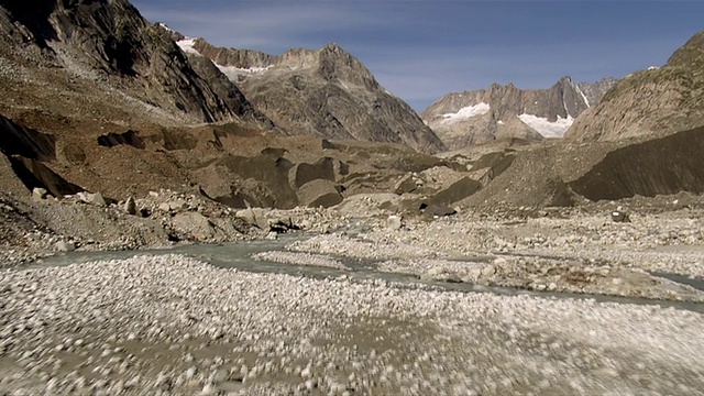 格里姆塞尔湖和Raterichsboden水库的WS鸟瞰图Finsteraarhorn和Unteraargletscher /格里塞尔湖，伯尔尼，瑞士视频下载