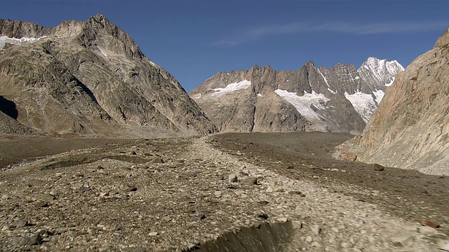 WS TU鸟瞰图，覆盖着巨大的内碛与Lauteraarhorn / Unteraar冰川山顶的碎片，伯尔尼，瑞士视频下载