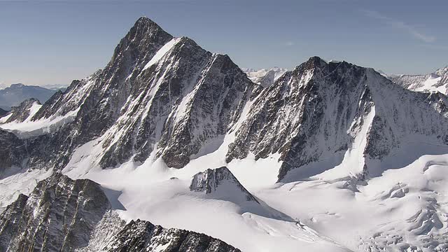 瑞士伯尔尼，Agassizjoch和Finsteraarhorn和Hugi Saddle / Finsteraarhorn山峰的WS鸟瞰图视频下载