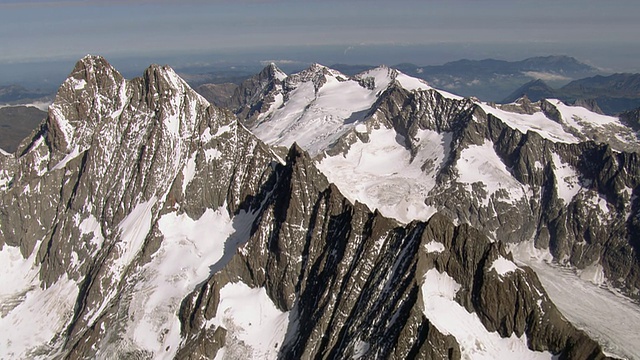 从南Wetterhorn与Mittelhorn，瑞士Mittelland Ischmeer和Challifirn在结束/ Schreckhorn，伯尔尼，瑞士的Schreckhorn山顶的WS鸟瞰图视频下载