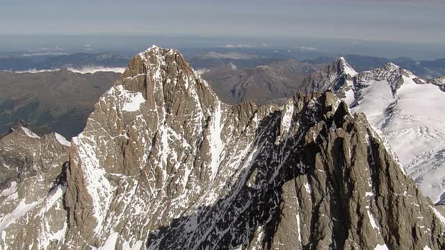 Schreckhorn和Lauteraarhorn的山峰鸟瞰图来自南部/ Schreckhorn，伯尔尼，瑞士视频素材