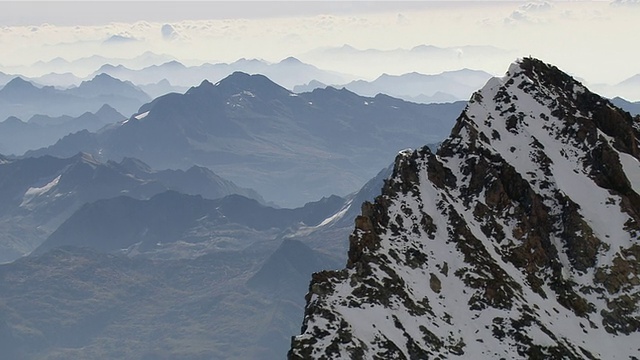 weterhorn和Mittelhorn，瑞士Mittelland Ischmeer和Challifirn的航拍图/ Finsteraarhorn, Valais，瑞士视频素材