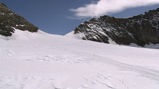 瑞士瓦莱市，琼夫弗朗冰川表面的航拍图，部分积雪覆盖了冰川裂缝，通往蒙什约赫/琼夫弗朗冰川的徒步路线视频下载