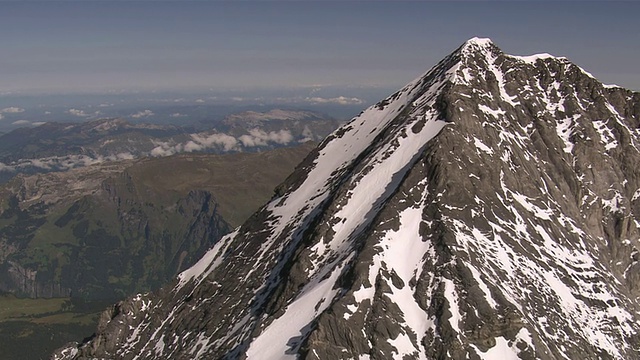 WS PAN航拍的艾格尔西南脊，南面和峰，Wetterhorn和Schreckhorn /艾格尔峰，瓦莱，瑞士视频素材