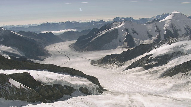 蒙克东北山脊的WS鸟瞰图，白色东北面和蒙克峰，Aletsch地区和Jungfrau /蒙克峰，伯尔尼，瑞士视频素材