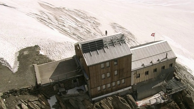 瑞士瓦莱市的Lotschenlucke Pass与Abeni Glacier和Hollandia mountain hut / Lotschenlucke Pass的WS DS鸟瞰图视频素材