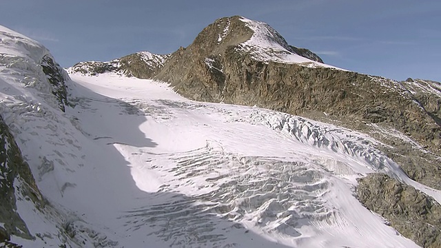 瑞士上恩加丁的罗斯格冰川，Piz gluschaint, La Muongia和Il Chaputschin山顶的MS航拍视频下载