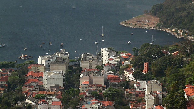 从糖面包盘/里约热内卢de Janeiro，巴西乌尔卡社区鸟瞰图视频素材