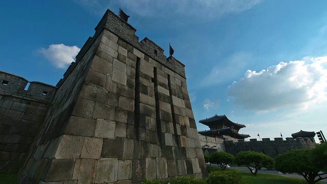 水原华城城堡(联合国教科文组织遗产)江anmun的Bukdongjukdae(国防设施)/水原，京畿道，韩国视频素材