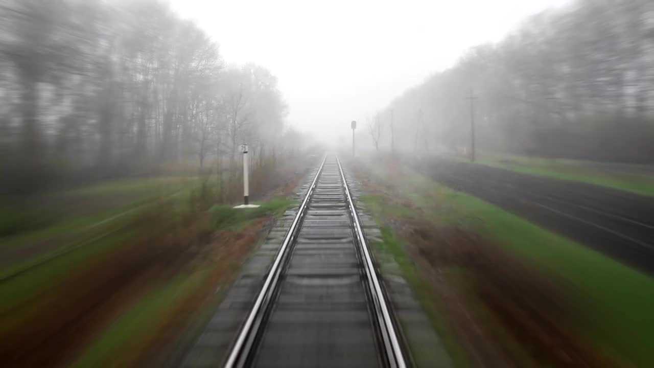 多雨的铁路旅行视频素材