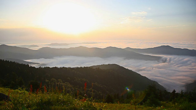 高清:云和山峰，上帝视频素材