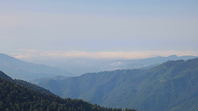 高清:云和山峰，上帝视频素材