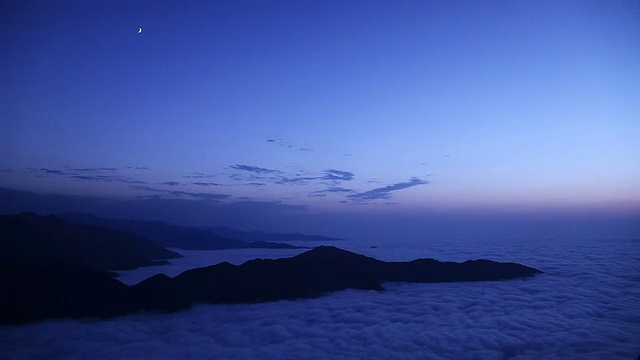 高清:云和山峰，上帝视频素材