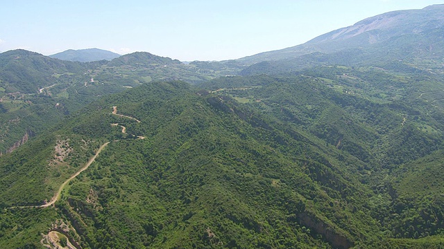 高空鸟瞰伯罗奔尼撒山脉和树木的景观/伯罗奔尼撒，希腊视频素材