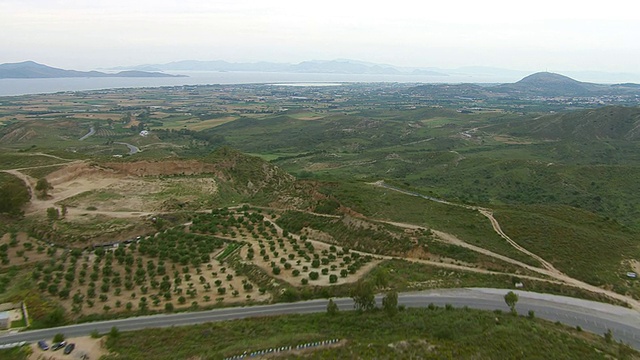 WS鸟瞰图景观，农田和房屋与海洋/科斯，十二decanese，希腊视频素材