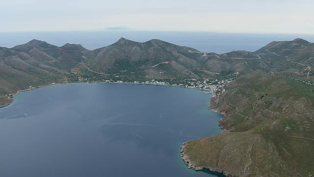 WS ZI鸟瞰图Tilos / Tilos海岸，Dodecanese，希腊视频素材