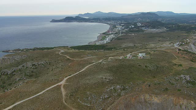 罗兹岛的WS航空海岸线，有建筑物、海滩和山丘/罗兹岛，十二岛尼斯，希腊视频素材