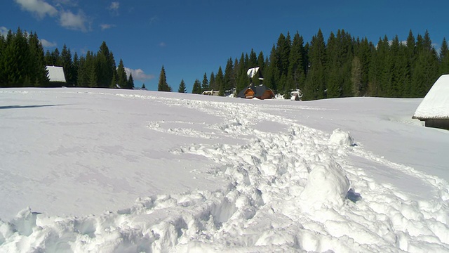 HD CRANE:家庭在雪地里奔跑视频素材画面1