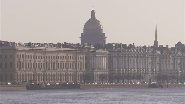 位于圣彼得堡涅瓦河对岸的圣艾萨克大教堂和海军部建筑的圆顶。在高清视频素材