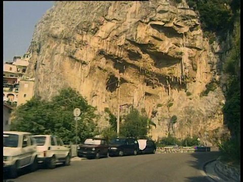 汽车驶出隧道，沿着海岸公路行驶，在阿马尔菲大道拉韦洛(Amalfi Drive Ravello)可以看到令人惊叹的景色视频素材