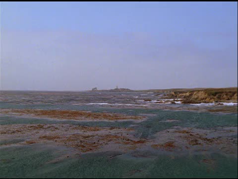 经过海洋和岩石海岸到达加州灯塔视频素材