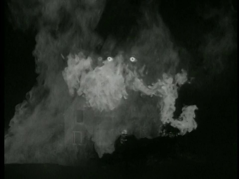 B/W宽镜头的房子在夜间着火视频素材画面4
